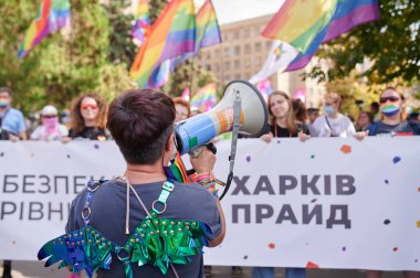 Kharkiv, Ukrayna - 12 Eylül 2021: Harkiv Pride 'ın Kharkiv sokaklarındaki katılımcıları