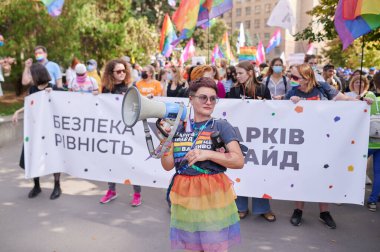 Kharkiv, Ukrayna - 12 Eylül 2021: Harkiv Pride 'ın Kharkiv sokaklarındaki katılımcıları
