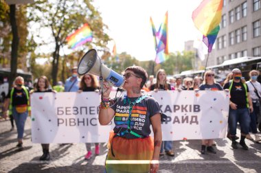 Kharkiv, Ukrayna - 12 Eylül 2021: Harkiv Pride 'ın Kharkiv sokaklarındaki katılımcıları