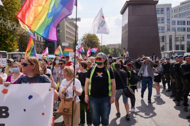 Kharkiv, Ukrayna - 12 Eylül 2021: Harkiv Pride 'ın Kharkiv sokaklarındaki katılımcıları