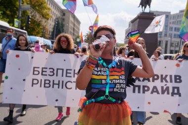 Kharkiv, Ukrayna - 12 Eylül 2021: Harkiv Pride 'ın Kharkiv sokaklarındaki katılımcıları