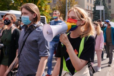 Kharkiv, Ukrayna - 12 Eylül 2021: Harkiv Pride 'ın Kharkiv sokaklarındaki katılımcıları
