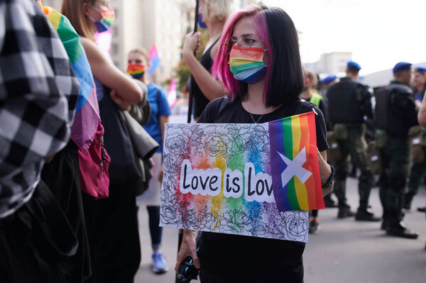 Харьков, Украина - 12 сентября 2021 года: Участник Харьковского Прайда на улицах Харькова