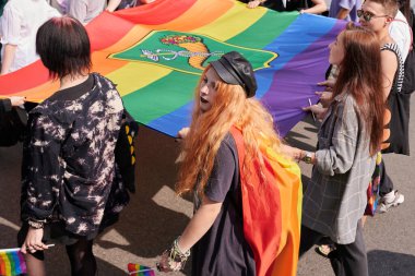 Kharkiv, Ukrayna - 12 Eylül 2021: Harkiv Pride 'ın Kharkiv sokaklarındaki katılımcıları