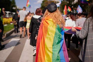 Kharkiv, Ukrayna - 12 Eylül 2021: Harkiv Pride 'ın Kharkiv sokaklarındaki katılımcıları