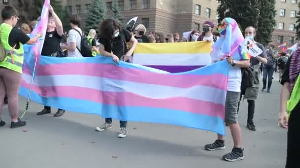 2021年9月12日 乌克兰哈尔科夫 哈尔科夫骄傲的参与者在哈尔科夫街头 — 图库视频影像
