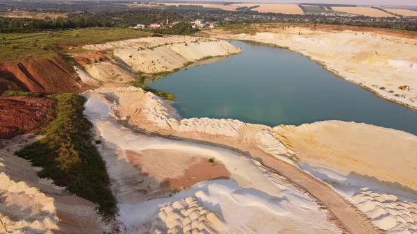 Pískový Lom Tyrkysová Laguna Povrchový Důl Exponovanými Barevnými Minerály Zařízení — Stock fotografie