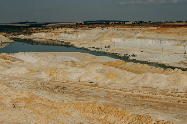 Pískový Lom Tyrkysová Laguna Povrchový Důl Exponovanými Barevnými Minerály Zařízení — Stock fotografie