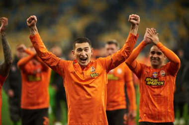 KYIV, UKRAINE - 22 Eylül 2021: Orta saha oyuncusu Taras Stepanenko (6) Süper Kupa 'da galibiyeti kutluyor. Ukrayna Süper Kupası FC Shakhtar-FC Dynamo futbol karşılaşması
