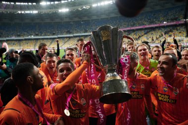 KYIV, UKRAINE - 22 Eylül 2021: Orta saha oyuncusu Pedrihno (38) ve Shakhtar oyuncuları Süper Kupa 'da galibiyeti kutluyorlar. Ukrayna Süper Kupası FC Shakhtar-FC Dynamo futbol karşılaşması
