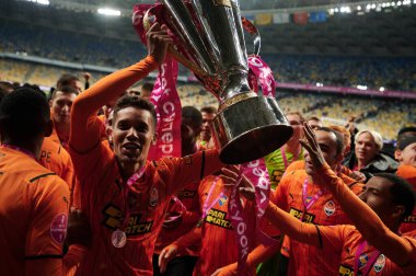 KYIV, UKRAINE - 22 Eylül 2021: Orta saha oyuncusu Pedrihno (38) ve Shakhtar oyuncuları Süper Kupa 'da galibiyeti kutluyorlar. Ukrayna Süper Kupası FC Shakhtar-FC Dynamo futbol karşılaşması