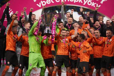 KYIV, UKRAINE - 22 Eylül 2021: Shakhtar Oyuncuları ödülü ile kutluyor. Ukrayna Süper Kupası FC Shakhtar-FC Dynamo futbol karşılaşması