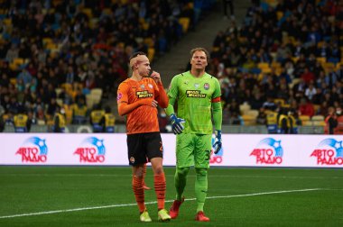 KYIV, UKRAINE - 22 Eylül 2021: defans oyuncusu Mykola Matviyenko (22) ve kaleci Andriy Pyatov (30). Ukrayna Süper Kupası FC Shakhtar-FC Dynamo futbol karşılaşması