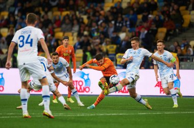 KYIV, UKRAINE - 22 Eylül 2021: Orta saha oyuncusu Solomon (19) saldırı altında. Ukrayna Süper Kupası FC Shakhtar-FC Dynamo futbol karşılaşması