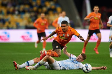 KYIV, UKRAINE - 22 Eylül 2021: Oleksandr Syrota Dodo 'ya karşı. Ukrayna Süper Kupası FC Shakhtar-FC Dynamo futbol karşılaşması
