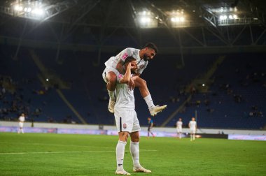 DNIPRO, UKRAINE - 26 Eylül 2021: Allah yar Sayyadmanesh ve Shahab Zahedy. Ukrayna Premiere Ligi FC Dnipro FC Zorya 'ya karşı