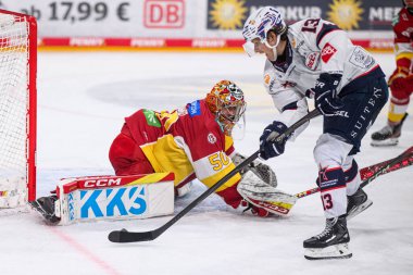 DUESSELDORF, Almanya - 14 Ekim 2025: - Hokey maçı DEL2 Dsseldorfer EG - PSD-BANK-DOME 'da Ravensburg. Sadece yazı işleri için. Satmak veya dağıtmak yasaktır. 