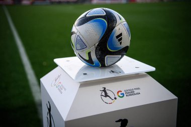 LEVERKUSEN, GERMANY - 15 Ekim 2023: Google Pixel Frauen-Bundesliga kaidesi üzerinde yeşil turfclean başlangıç vuruşu öncesi markalaşma detaylarında maç topu. 