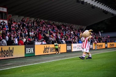COLOGNE, GERMANY - 16 EKİM, 2025: Maskot Keçi - 1.FC Koeln Frauen-Bayer 04 Frauen-FRANZ-KREMER STADION