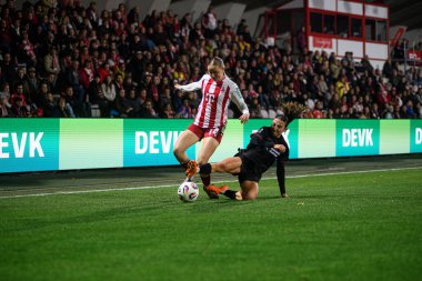 COLOGNE, Almanya - 16 Ekim 2025: Carlotta Imping, Loreen Bender - Kadınlar Bundesliga 1.FC Koeln Frauen 'e karşı Bayer 04 Frauen FRANZ-KREMER STADION