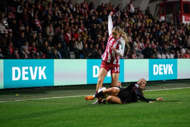 COLOGNE, Almanya - 16 Ekim 2025: Carlotta Imping, Loreen Bender - Kadınlar Bundesliga 1.FC Koeln Frauen 'e karşı Bayer 04 Frauen FRANZ-KREMER STADION