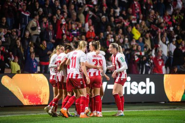 COLOGNE, GERMANY - 16 Ekim 2025: Kutlamalar, gol - 1.FC Kadınlar Bundesliga Koeln Frauen 'e karşı Bayer 04 Frauen FRANZ-KREMER STADION