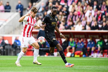 COLOGNE, ALMANY - 18 Ekim 2025: Jan Thielmann, Chris Matsima - Bundesliga 1 'in futbol maçı. FC Koeln, FC Augsburg 'a karşı Rhein Enerji Stadyumu' nda.