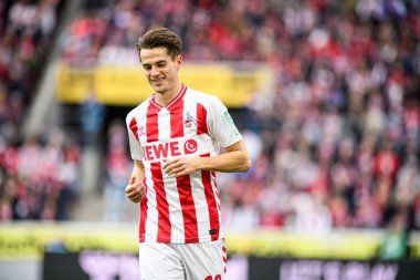 COLOGNE, ALMANY - 18 Ekim 2025: Jakub Kaminski - Bundesliga 1 'in futbol maçı. FC Koeln, FC Augsburg 'a karşı Rhein Enerji Stadyumu' nda.