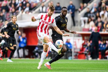 COLOGNE, ALMANY - 18 Ekim 2025: Jan Thielmann, Chris Matsima - Bundesliga 1 'in futbol maçı. FC Koeln, FC Augsburg 'a karşı Rhein Enerji Stadyumu' nda.