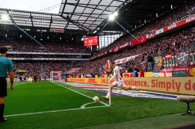 COLOGNE, ALMANY - 18 EKİM, 2025 Bundesliga 1 'in futbol maçı. FC Koeln, FC Augsburg 'a karşı Rhein Enerji Stadyumu' nda.