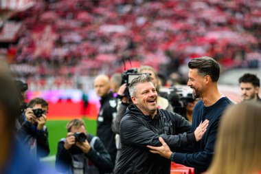 COLOGNE, Almanya - 18 Ekim 2025: Lukas Kwasniok, Sandro Wagner - Bundesliga 1 'in futbol maçı. FC Koeln, FC Augsburg 'a karşı Rhein Enerji Stadyumu' nda.