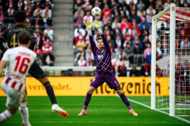 COLOGNE, ALMANY - 18 Ekim 2025: Finn Dahmen - Bundesliga 1 'in futbol maçı. FC Koeln, FC Augsburg 'a karşı Rhein Enerji Stadyumu' nda.