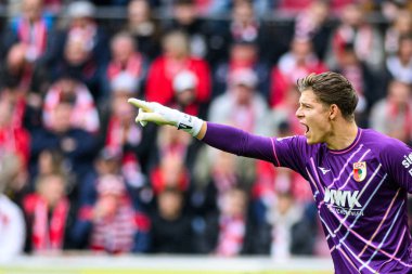 COLOGNE, ALMANY - 18 Ekim 2025: Finn Dahmen - Bundesliga 1 'in futbol maçı. FC Koeln, FC Augsburg 'a karşı Rhein Enerji Stadyumu' nda.