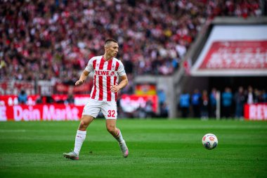 KOLOGNE, ALMANY - 18 Ekim 2025: Kristoffer Lund - Bundesliga 1 'in futbol maçı. FC Koeln, FC Augsburg 'a karşı Rhein Enerji Stadyumu' nda.