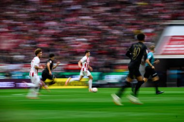 COLOGNE, ALMANY - 18 Ekim 2025: Eric Martel - Bundesliga 1 'in futbol maçı. FC Koeln, FC Augsburg 'a karşı Rhein Enerji Stadyumu' nda.