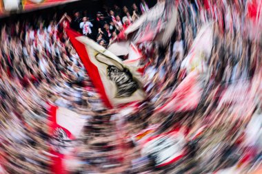 COLOGNE, Almanya - 18 Ekim 2025 - Bundesliga 1 'in futbol maçı. FC Koeln, FC Augsburg 'a karşı Rhein Enerji Stadyumu' nda.