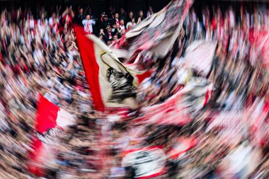 COLOGNE, Almanya - 18 Ekim 2025 - Bundesliga 1 'in futbol maçı. FC Koeln, FC Augsburg 'a karşı Rhein Enerji Stadyumu' nda.