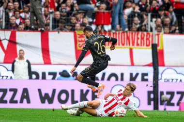 COLOGNE, ALMANY - 18 Ekim 2025: Timo Huebers, Elias Saad - Bundesliga 1 'in futbol maçı. FC Koeln, FC Augsburg 'a karşı Rhein Enerji Stadyumu' nda.