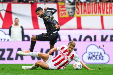 COLOGNE, ALMANY - 18 Ekim 2025: Timo Huebers, Elias Saad - Bundesliga 1 'in futbol maçı. FC Koeln, FC Augsburg 'a karşı Rhein Enerji Stadyumu' nda.