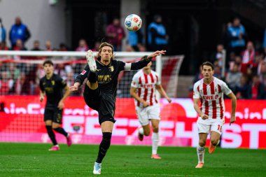 COLOGNE, Almanya - 18 Ekim 2025: Kristijan Jakiç - Bundesliga 1 'in futbol maçı. FC Koeln, FC Augsburg 'a karşı Rhein Enerji Stadyumu' nda.