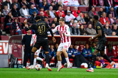COLOGNE, Almanya - 18 Ekim 2025: Noahkai Banks, Isak Johannesson - Bundesliga 1 'in futbol maçı. FC Koeln, FC Augsburg 'a karşı Rhein Enerji Stadyumu' nda.
