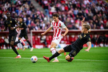 COLOGNE, Almanya - 18 Ekim 2025: Jakub Kaminski, Anton Kade - Bundesliga 1 'in futbol maçı. FC Koeln, FC Augsburg 'a karşı Rhein Enerji Stadyumu' nda.