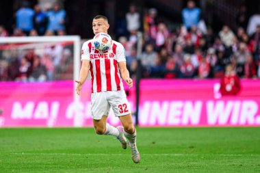 KOLOGNE, ALMANY - 18 Ekim 2025: Kristoffer Lund - Bundesliga 1 'in futbol maçı. FC Koeln, FC Augsburg 'a karşı Rhein Enerji Stadyumu' nda.
