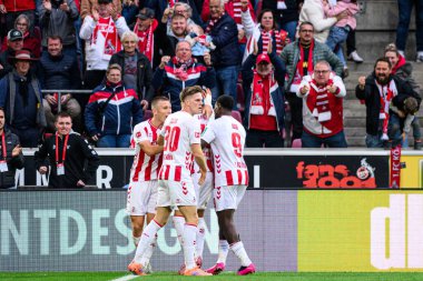 COLOGNE, GERMANY - 18 Ekim 2025: Kristoffer Lund, Marius Buelter, Ragnar Ache - Bundesliga 1 'in futbol maçı. FC Koeln, FC Augsburg 'a karşı Rhein Enerji Stadyumu' nda.