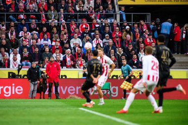 COLOGNE, ALMANY - 18 EKİM, 2025 Bundesliga 1 'in futbol maçı. FC Koeln, FC Augsburg 'a karşı Rhein Enerji Stadyumu' nda.