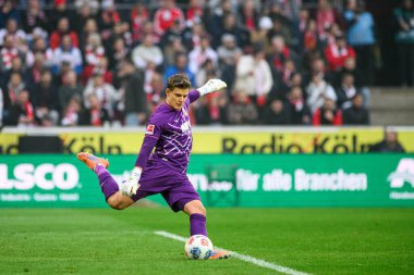 COLOGNE, ALMANY - 18 Ekim 2025: Finn Dahmen - Bundesliga 1 'in futbol maçı. FC Koeln, FC Augsburg 'a karşı Rhein Enerji Stadyumu' nda.