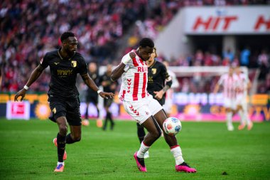 COLOGNE, ALMANY - 18 Ekim 2025: Ragnar Ache, Chris Matsima - Bundesliga 1 'in futbol maçı. FC Koeln, FC Augsburg 'a karşı Rhein Enerji Stadyumu' nda.