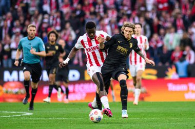 COLOGNE, Almanya - 18 Ekim 2025: Kristijan Jakiç, Ragnar Ache - Bundesliga 1 'in futbol maçı. FC Koeln, FC Augsburg 'a karşı Rhein Enerji Stadyumu' nda.