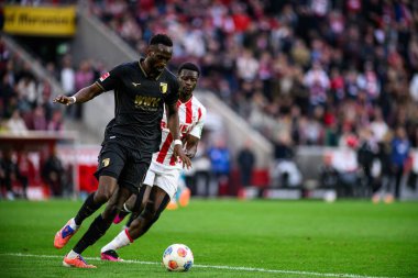 COLOGNE, GERMANY - 18 Ekim 2025: Chrikilled Matsima, Ragnar Ache - Bundesliga 1 'in futbol maçı. FC Koeln, FC Augsburg 'a karşı Rhein Enerji Stadyumu' nda.