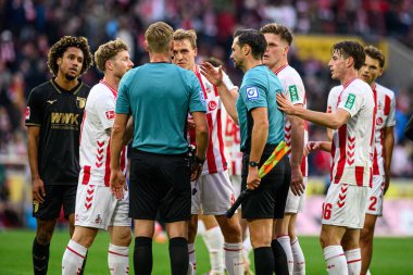 COLOGNE, ALMANY - 18 Ekim 2025: Florian Kainz, Timo Huebers - Bundesliga 1 'in futbol maçı. FC Koeln, FC Augsburg 'a karşı Rhein Enerji Stadyumu' nda.
